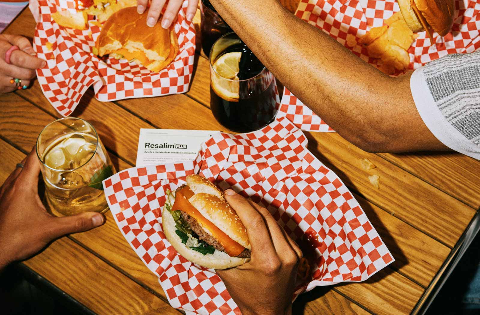 3 banner de Resalim - un chico comiendo una hamburguesa y con Resalim