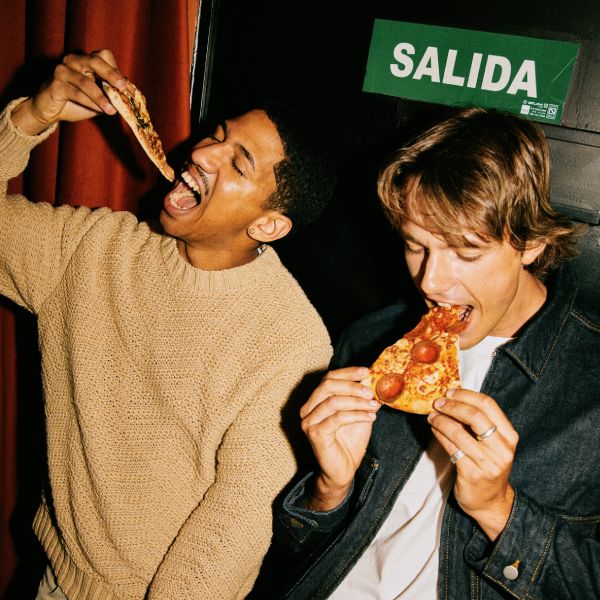 Chicos comiendo pizza 